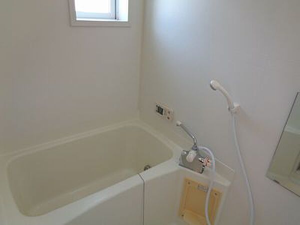 画像8:経済的な追い焚き機能付きの浴室
