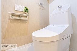 [トイレ] 清潔感のある色味のトイレ！さわやかでスッキリする空間です！お手入れがしやすい白を基調としたトイレです！