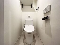 [トイレ] 毎日使う場所だからこそ、使い勝手を考慮しました。白を基調に、飽きのこない空間に。