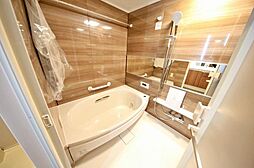 [風呂] バスルームは一日の疲れを癒すくつろぎの場所。ゆったりとしたキレイな浴室で、優雅なバスタイムを過ごせます。浴室暖房もついているので冬場の入浴も快適です！