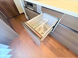 [キッチン] ビルトインタイプの食洗機。家族の食器を一度洗えてとても便利です。台所の生活感を隠せるのも良いですね。