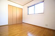 2F洋室1。収納力のあるクローゼットのあるお部屋です。