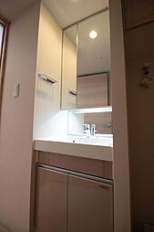 [洗面] お掃除のしやすいボウル一体型洗面台は、鏡裏収納も完備したすっきりと使いやすい設計です。