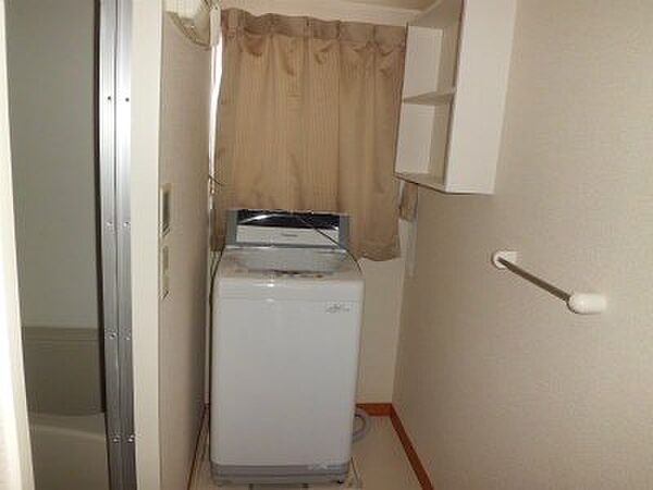 画像15:洗濯機。横には洗剤などを置ける棚付。
