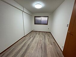 [寝室] 寝室でゆっくりと過ごすためにはベッド周りの適度な空間を担保することや窓の位置、照明の明るさ、寝室の広さなどを考える必要があります。自身や家族の構成とライフスタイルに併せて寝室にする部屋を選びましょう！