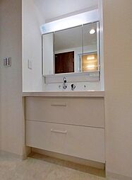 [洗面] 収納力豊富な三面鏡の洗面台。小物が増える水回りをすっきりさせます。
