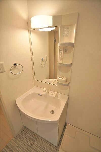 画像17:人気のシャワー付き洗面化粧台です。身支度を整える際に便利です。