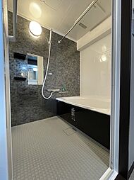[風呂] 【　浴室　/　Bathroom　】たっぷりのお湯にゆったり浸かれそうな浴室です。浴室暖房換気乾燥機付きでカビ対策にもなります。