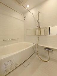 [風呂] 限られた空間を広く見せるワイドミラー採用の1坪バスルーム。ゆったり足が伸ばせるので、毎日の疲れを癒やすバスタイムを実現。ご家族みんなでも入れますね♪浴室換気乾燥暖房機付きで浴室内干しも可能！　