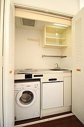 [キッチン] 1口IHコンロです。洗濯機、冷蔵庫が設備品で設置されております。