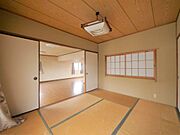 ふすまを開ければリビングと一体に。閉じれば独立した和室に。お客様の宿泊にも対応できます。