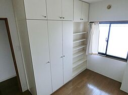 [子供部屋] 収納スペース完備。お部屋の生活スペースが有効的に使えます。