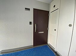 [玄関] このたびの大規模修繕でプッシュプルタイプの玄関ドアに交換されました。