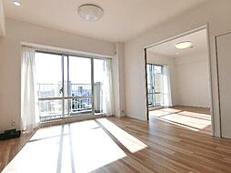 [居間] LDK隣にある洋室の扉を開放し、空間を広くお使い頂くこともできます。