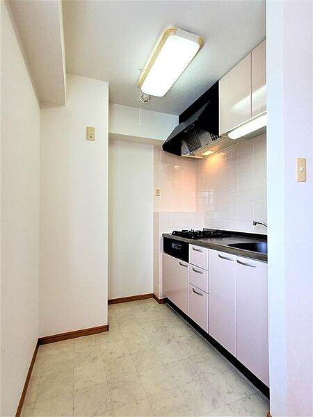 画像14:キッチン周り、調理スペースも広く快適にご利用いただけます。
