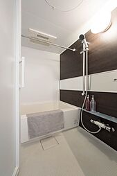 [風呂] 【Bathroom】  すっきりとした清潔感の中に都会的なセンスが感じられ、心身をリフレッシュできる寛ぎを深めてくれるスペースです。心からゆったりと寛いでいただけるよう、ゆとりのスペースを確保してます