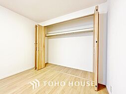 [収納] 「すべての居室にクローゼットを完備」家具の配置の自由度が高い、シンプルな空間は、お子様の成長に必要となる子供部屋を与えるにはぴったりの間取りです。