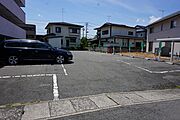 道路反対側駐車場　