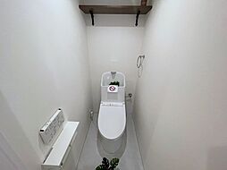 [トイレ] リフォーム済み温水洗浄便座付きのトイレです。