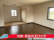 16.5帖と広々とした洋室は、白い壁を基調とし、木のぬくもりと落ち着きのある空間が広がります。