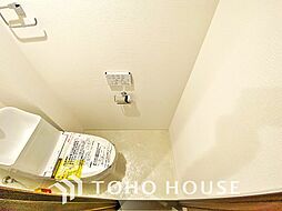 [トイレ] 快適な温水洗浄便座付。手洗い一体型のトイレはスペースの節約ができ、ゆったりとした空間が確保できます。