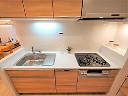 [キッチン] キッチン。おしゃれな木目調のシステムキッチン♪お料理作りも楽しくなりそうですね♪家事の負担を軽減する食洗機付き。