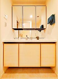 [洗面] 収納力豊富な三面鏡の洗面台。小物が増える水回りをすっきりさせます。