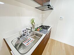 [キッチン] システムキッチンはシンクやコンロ、作業台などが一体化しているのが特徴です。システムキッチンなら清潔に保ちやすい構造です。