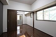 角部屋で窓が多く明るいですね。気持ちが良いお部屋です。