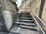 市道からは高低差があるので敷地内に駐車場は造れません。