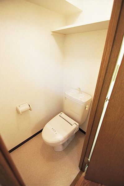 画像15:トイレもきれいに清掃されております。上部に小棚があります。