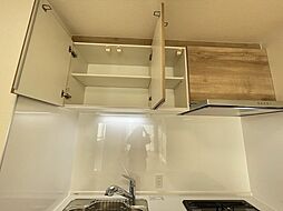 [キッチン] 収納豊富なキッチン　かさばるお鍋やお皿など収納できるのでいつでも作業スペースを広々ととることができます