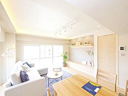 [居間] リビングダイニングキッチンの天井にはダウンライトを設置。時間帯やTPOに合わせてお部屋の雰囲気を変えることが出来、リラックスできる空間を作ることができます。