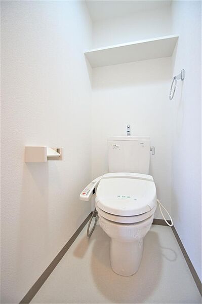 画像14:トイレは温水洗浄機能付きです。上部に収納棚もあります。