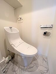 [トイレ] シャワー洗浄機能付のトイレは、清潔感が印象的な空間ですね。