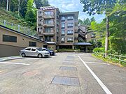 駐車場は無料です。ただし、同月内で15日以上ご利用される場合は、別途2万円の駐車料金が発生します。