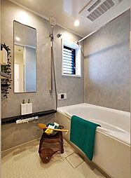 [風呂] 清潔感のある浴室は、心身ともに癒される特別な空間。一日の終わりに贅沢なバスタイムを。