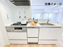 [キッチン] お部屋が明るく、そして広く見えるホワイトカラーのキッチン。どんなテイストにも合わせやすく飽きもこないです。自分好みのキッチン用品に囲まれて、お気に入りの空間になること間違いなしです◎