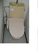 トイレは暖房便座の温水洗浄機能付です