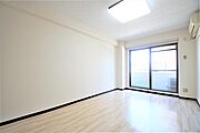 洋室８帖、照明器具は備え付けです。