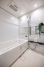 [風呂] 【バスルーム】浴室乾燥機がついているので、お天気に左右されずに洗濯物を乾かすことができます。