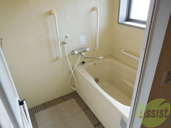 画像4:窓付き換気バッチリ浴室です