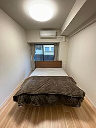 [寝室] クイーンベッドも収まる寝室