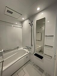 [風呂] 浴室換気乾燥暖房機を備えたＴＯＴＯ製のユニットバス。明るくシンプルな印象です。