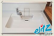 【流し台（シンク）】大容量のボウルで、家族が増えても、大型調理器具でもスッポリ入って、後片付けも楽々と捗ります。