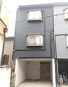 2016年に外壁等の外回りの塗装・防水の大規模修繕工事を実施しています。黒基調の精悍な外観に仕上がりました。