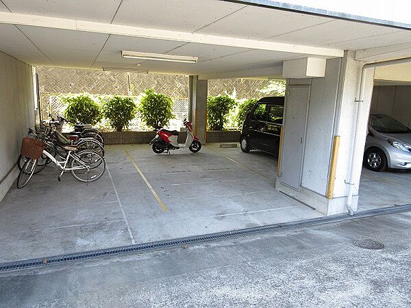 画像30:駐輪場。来客用駐車場。