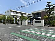 現地より葛城市立磐城小学校まで950ｍ。（R4.06.24撮影）