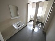 トイレ＆洗面所（隣の事務所と共用です）