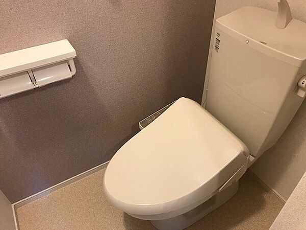 画像7:温水洗浄便座付きのトイレです。